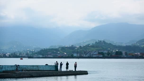 Pescatori godendo hobby con gli amici al mare, serata tranquilla all'aperto, relax — Video Stock