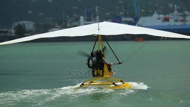 Parapente acuático despegando, vacaciones activas, deportes extremos en Batumi Georgia — Vídeo de stock