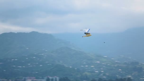Дельтаплан, летящий высоко в небе и приземляющийся на море, активный туризм, спорт — стоковое видео
