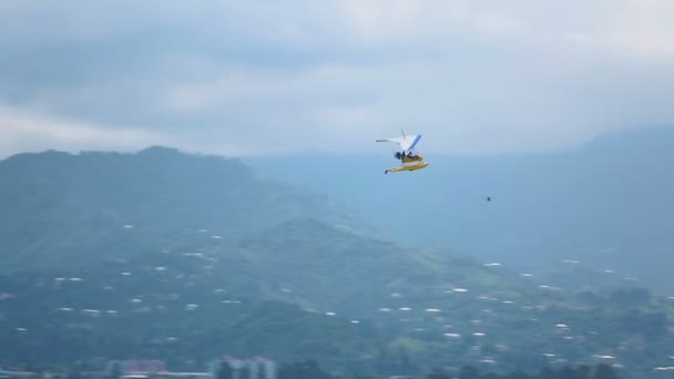 高空を飛んでいると着陸の海辺、アクティブな観光、スポーツではハング グライダー — ストック動画