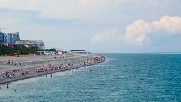 Turisti che catturano raggi sulla spiaggia, costa del Mar Nero, pigri vacanze estive — Video Stock