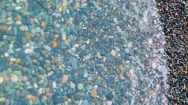 Кристально чистая вода с гравийным пляжем внизу, летние каникулы на море — стоковое видео