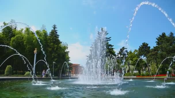 Літній фондовий театр і фонтан у Батумі, визначні пам'ятки на мальовничі місця — стокове відео
