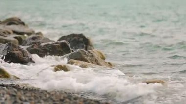 Dalgalar çakıl plaj, güzel Karadeniz sahilleri, rahatlatıcı yıkama Gürcistan'a trip