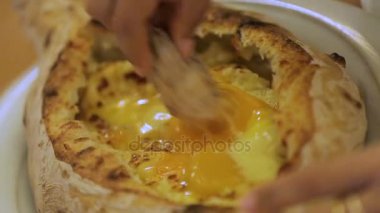 Geleneksel yol-in yemek pişmiş khachapuri çiğ yumurta, lezzetli yiyecek, Georgia