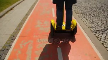 Adam bir segway sürme, çalışmaya commuting, çevre dostu taşıma, modern araçlar