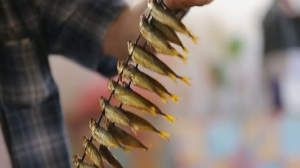 市场上的熏鱼, 当地菜, 渔民出售他们的渔获, 黑海 — 图库视频影像
