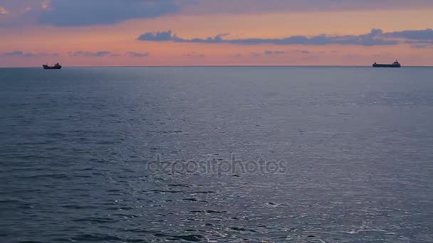 Barcos grandes cargados de carga navegando al atardecer, exportación de mercancías, comercio del Mar Negro — Vídeo de stock