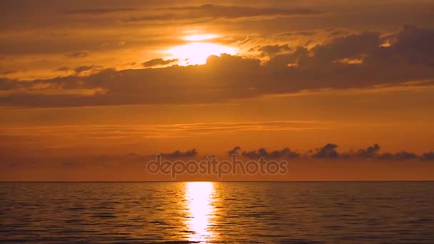 Oszałamiający zachód słońca na Morzu Czarnym, malownicze i romantyczne seascape, Georgia Batumi — Wideo stockowe