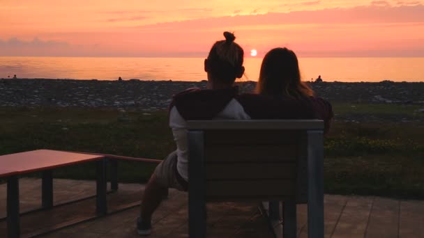 Pareja pacífica disfrutando de la puesta del sol, cita romántica, viaje de verano al complejo georgiano — Vídeo de stock