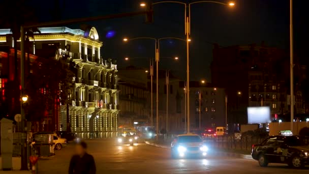 Автомобили мчатся по ночному бульвару, оживленной улице, городскому освещению — стоковое видео