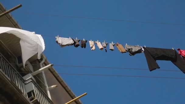 Sous-vêtements de séchage après grand lavage, maison géorgienne traditionnelle, commérages de quartier — Video