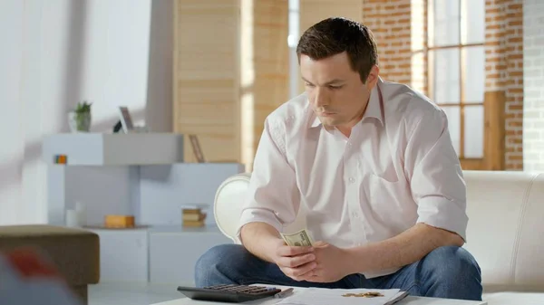 Upset businessman in trouble counting money, debt on mortgage loan, bankruptcy — Stock Photo, Image