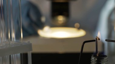 Biyokimyasal analizler, Laboratuar donanımları, Doktor çalışma yakından görmek