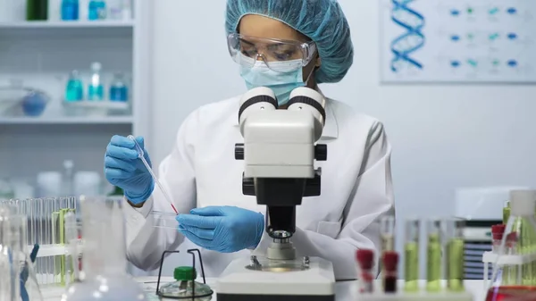 Медицинский аналитик проводит биохимические исследования крови в лаборатории, здравоохранении — стоковое фото