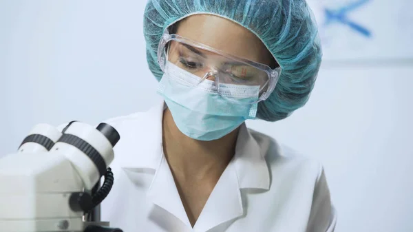 Investigador de laboratorio trabajando en microscopio en laboratorio universitario, primer plano — Foto de Stock