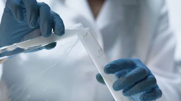 Prueba química, bioquímico vertiendo líquido evaporador en el tubo, laboratorio —  Fotos de Stock