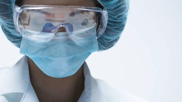 Karışık ırk kimyager güvenliğinde çalışan koruyucu gözlük, deney, yakın çekim — Stok fotoğraf
