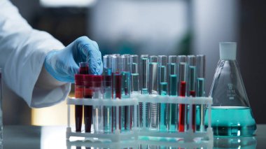 Test tüpleri ve şişeler, araştırma süreci tarafından işgal laboratuvar çalışma yüzeyi