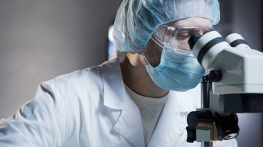 Örnekleri mikroskobu ile ilgilenen, kimyasal araştırma laboratuar asistanı