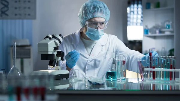 Científico de laboratorio toma muestra de sangre para estudiar ramas de ADN para el proceso de clonación —  Fotos de Stock