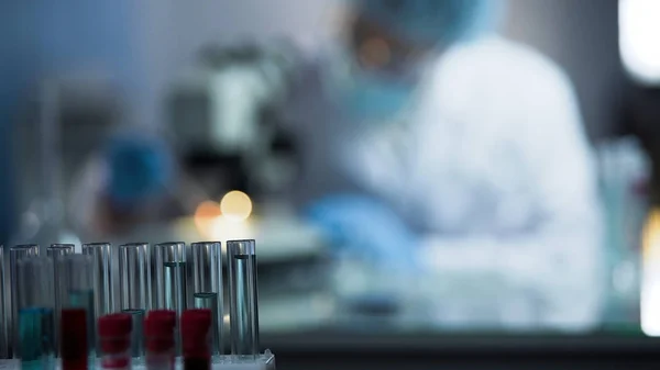 Male lab assistant conducting genetic examination, conducting DNA paternity test — Stock Photo, Image