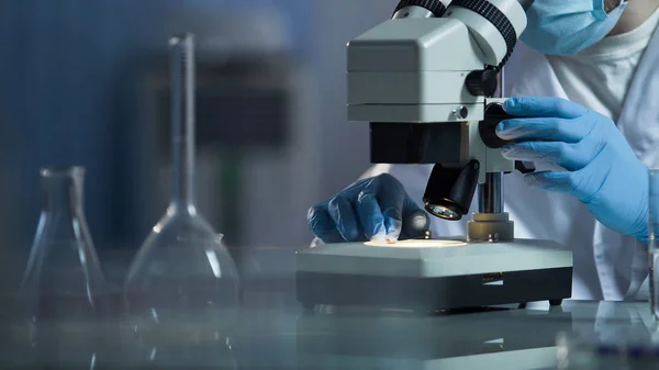 스킨 케어 화장품, 과학에 대 한 새로운 물질을 검사 하는 과학 실험실 전문가 — 스톡 사진