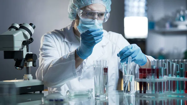 Trabalhador de laboratório que mede a fórmula exata para produtos cosméticos hipoalergénicos — Fotografia de Stock