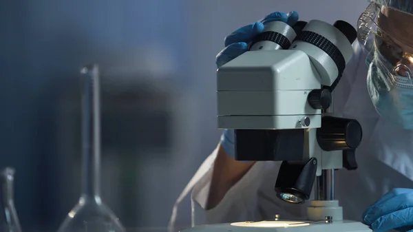 Científico médico preparando la superficie del microscopio para el proceso de investigación macro — Foto de Stock