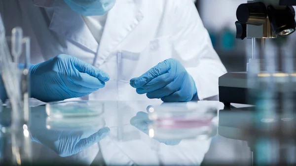 Lab technicus glas met biochemische stof voorbereiding examen — Stockfoto