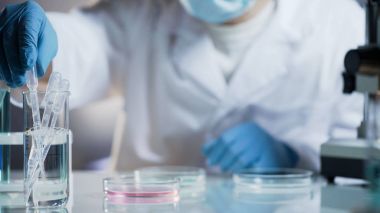 Steril pipet alarak laboratuvar araştırmacı araştırma hücre, incelemek için