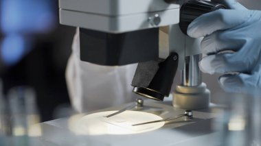 Kimyasal reaksiyon, profesyonel mikroskop yakın çekim kontrol laboratuar asistanı
