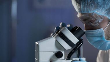 Tıbbi bilim adamı araştırma hematolojik hastalıklar için kan örneği