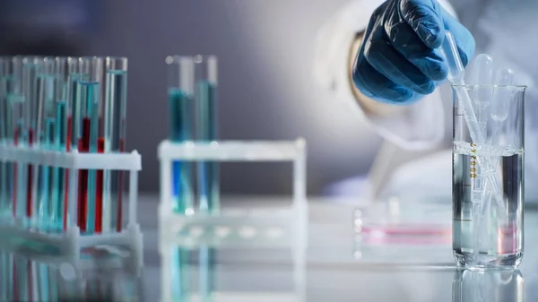 Laborassistentin legt Pipette nach Durchführung von Tests in steriles Gemisch — Stockfoto