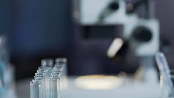 Superfície de trabalho estéril, laboratório médico preparado para o teste, fechamento do equipamento — Fotografia de Stock