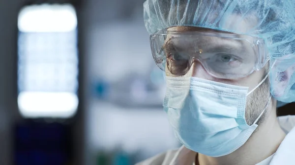 Cirujano masculino preparándose para una operación compleja, medicina del futuro, primer plano — Foto de Stock