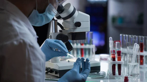 Trabajador de laboratorio preparando vidrio con sangre para la detección de anticuerpos e infecciones — Foto de Stock