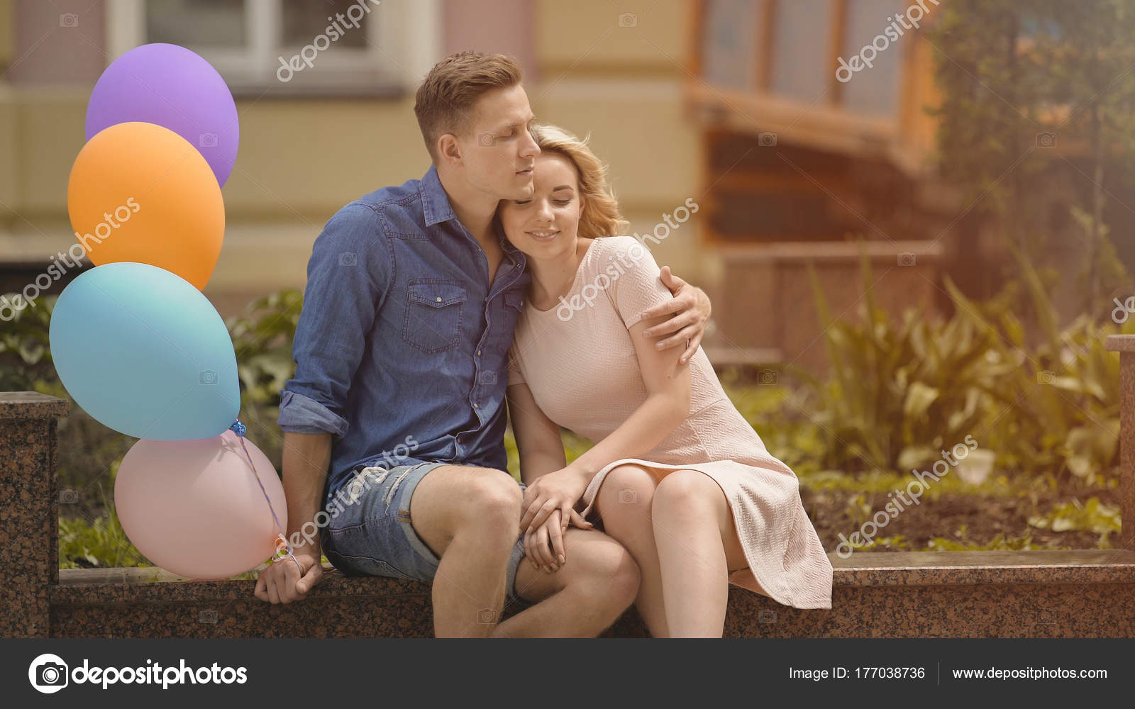 schade Extreem Nationaal volkslied Man met lucht ballonnen knuffelen zijn vriendin, paar op romantische datum  knuffelen ⬇ Stockfoto, rechtenvrije foto door © motortion #177038736