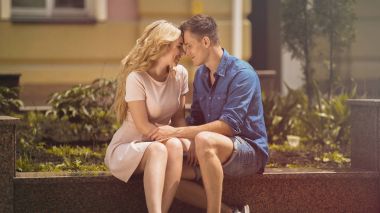 Tutan eller ve sürtüyor, tatlı bankta oturan çift ilişki ihale