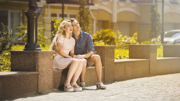 Couple romantique regardant dans l'avenir heureux ensemble, premier amour, rendez-vous d'été — Photo