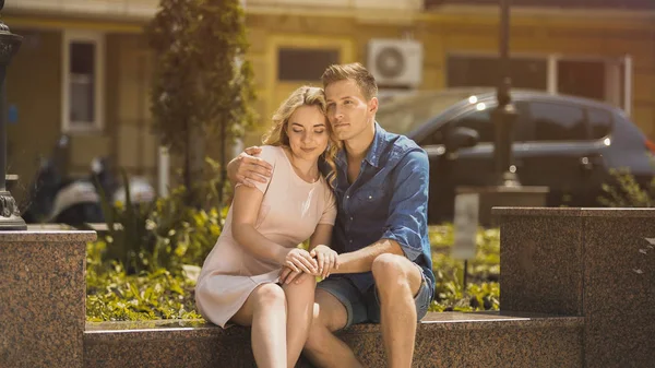 Dulce pareja romántica abrazando, disfrutando de la fecha en el parque de verano, gente feliz —  Fotos de Stock