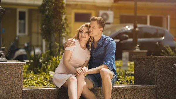 Mens in liefde omarmen mooie blonde vriendin, paar op romantische datum — Stockfoto