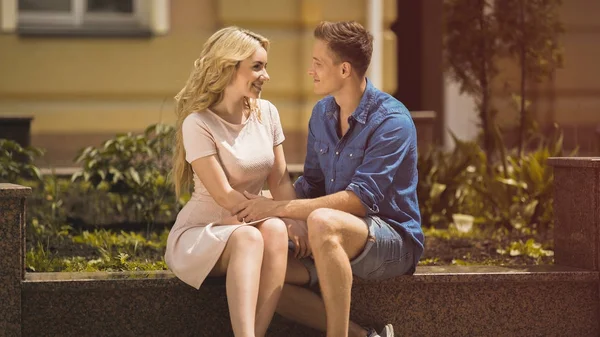 Beautiful young woman and handsome man looking at each other tenderly, love — Stock Photo, Image