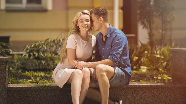 Cita romántica de hermosa pareja joven, hombre y mujer enamorados sonriendo, amor — Foto de Stock