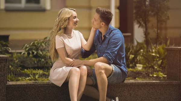 Doce jovem senhora tocando homem amado rosto ternamente, história de amor, relacionamento — Fotografia de Stock