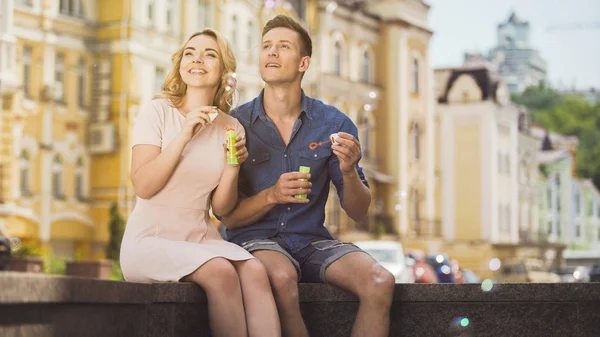 Alegre despreocupado soplando burbujas y disfrutando de la libertad, cita romántica, el amor — Foto de Stock