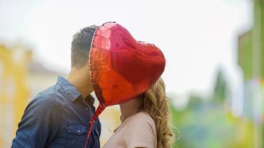 Öpüşmek, gizleme kalp balon, romantik ilişki, tarihi mutlu çift