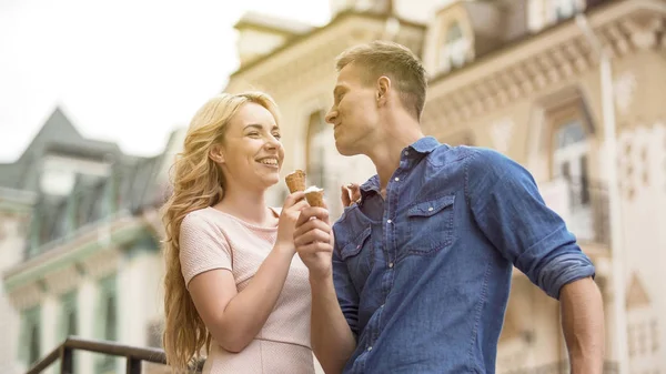 Casal alegre se divertindo no encontro, comendo sorvete doce juntos, romance — Fotografia de Stock