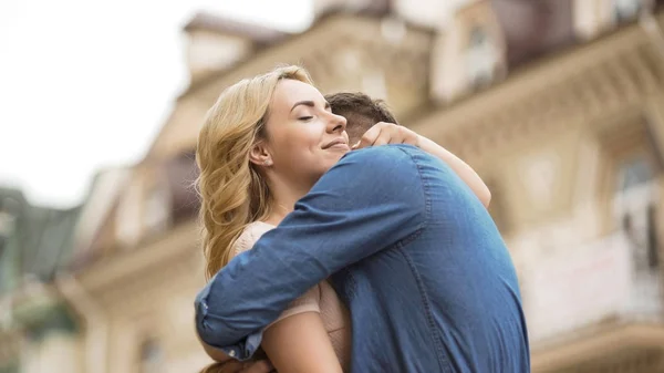 Frau und Mann umarmen zärtlich, süße Beziehung von verliebten Paaren, Datum — Stockfoto