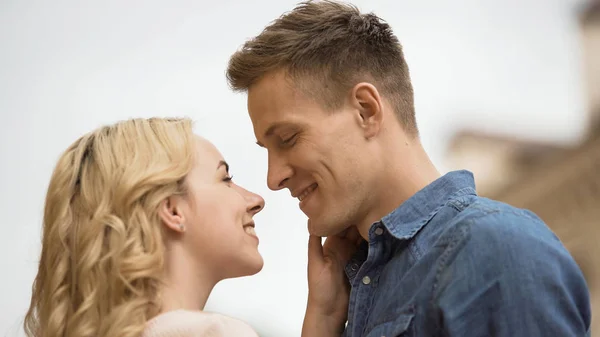 Casal apaixonado olhando um para o outro, encontro romântico, sentimentos ternos, close-up — Fotografia de Stock